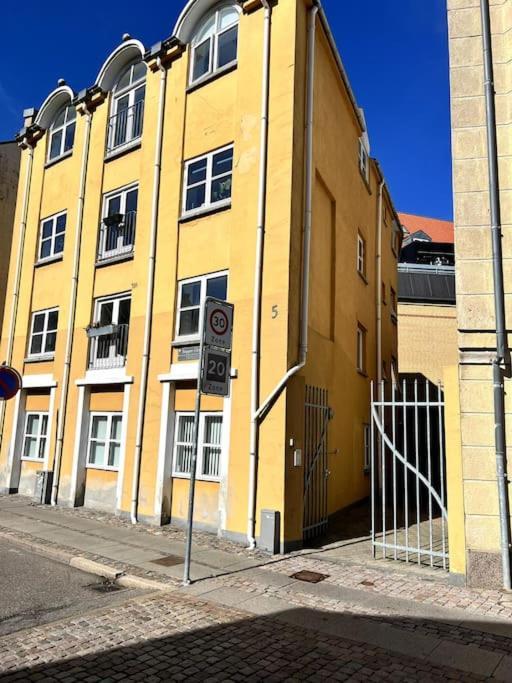Apartment In The Heart Of Олбор Екстериор снимка
